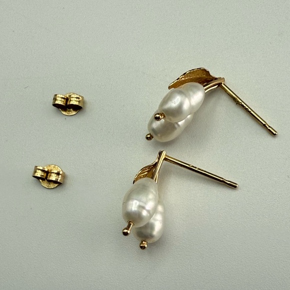 Elegant 14k Gold and Pearl Leaf Earrings - Picture 3 of 9